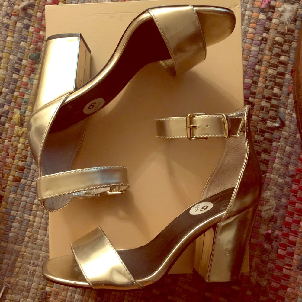 Metallic heel